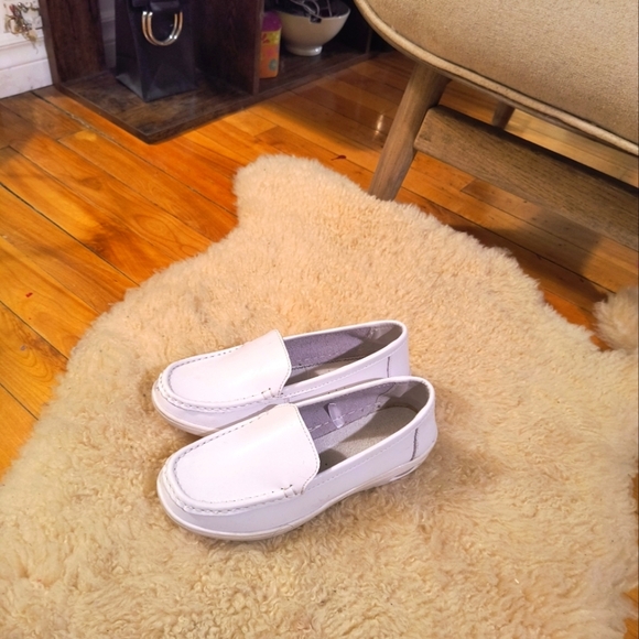 Size 39 Women White Loafers Shoes. White Vegan leather. Good condition! - Picture 2 of 6